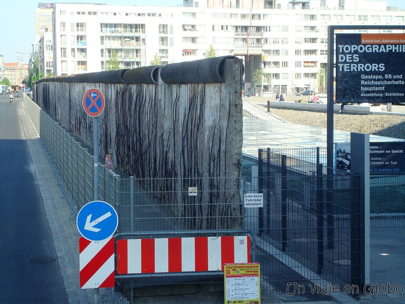 Restos del muro de Berlín en la entrada de la GESTAPO