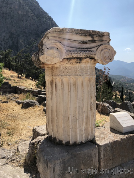 Columnas dóricas en el camino sagrado Delfos