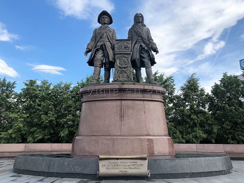 Monumento a Tatishchev y Dee Guennin Ekaterimburgo