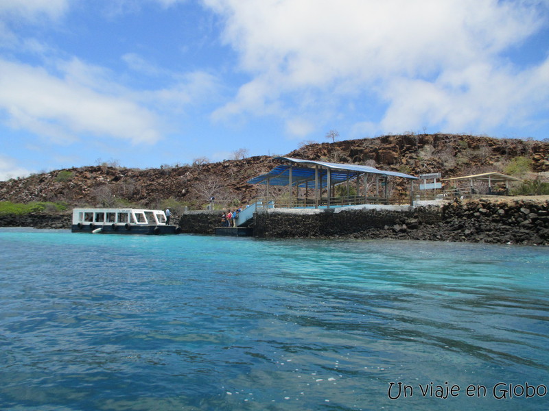 Los turistas cruzan a la Isla Santa Cruz en bote