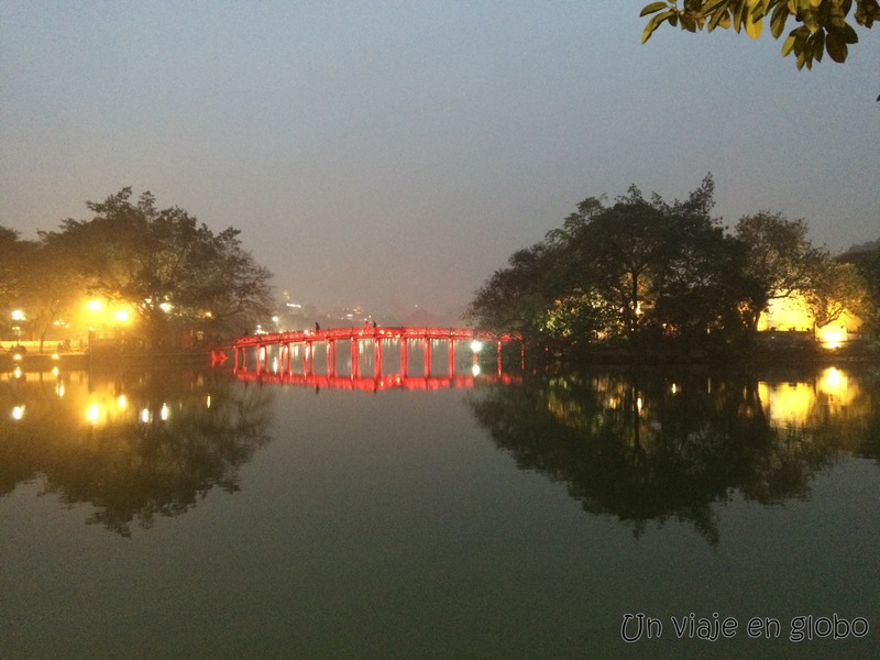 Hanoi puente el lago Hoan Kiem.