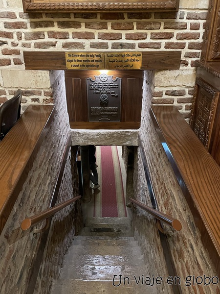 Acceso a la cripta de la sagrada familia Iglesia de los Santos Sergio y Baco