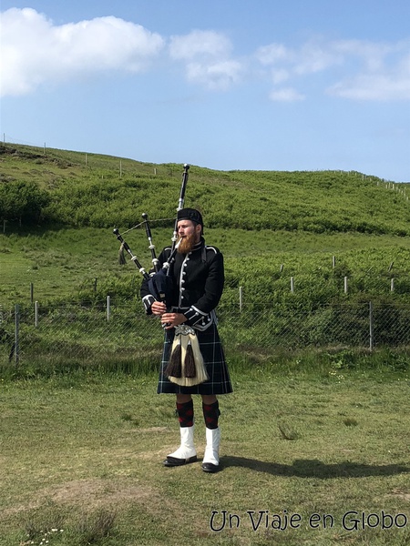 Escoces tocando la gaita Isla de Skye