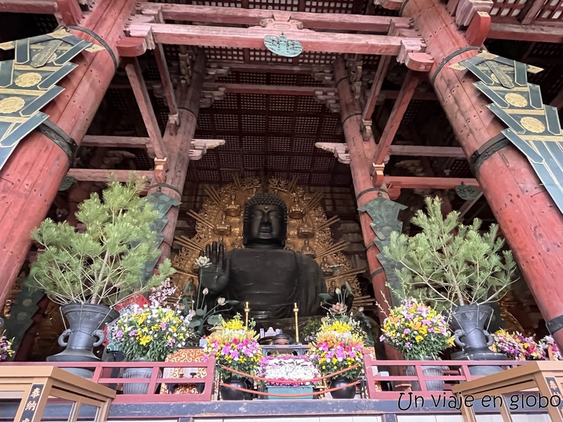 Buda gigante de Nara en el Todai-ji Daibutsuden, Japón.