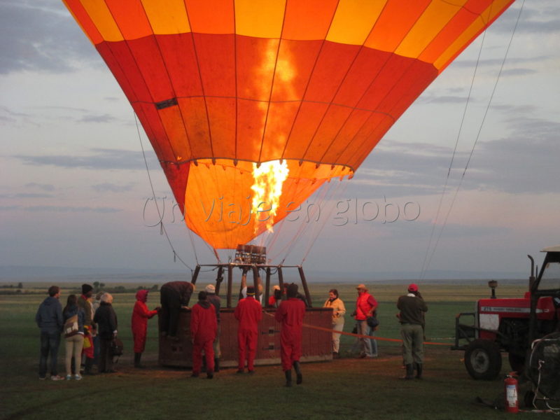 Inflando el globo en el Masai Mara