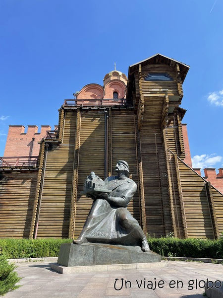 Monumento a Yaroslav y Puerta Dorada de Kiev