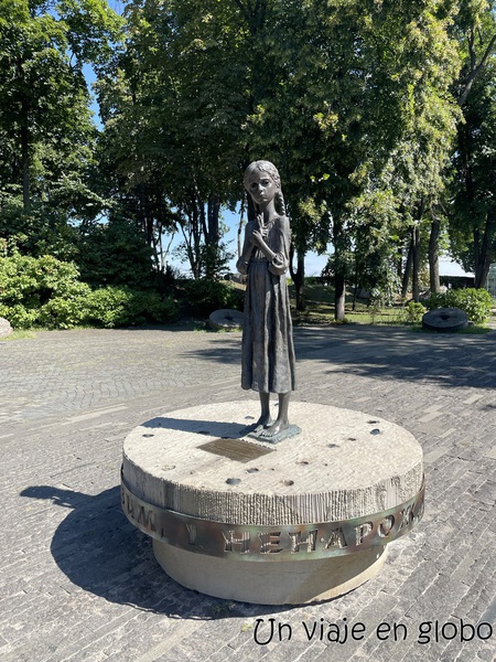 Estatua conmemorativa a todos los niños que sufrieron el Holodomor o Genocidio Ucraniano