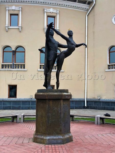 Monumento Larisa Sakhyanova y Peter Abasheev Ulan Ude