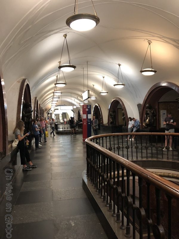 Estación Ploschad Revolyutsii -  Площадь Революции (Revolution Square).