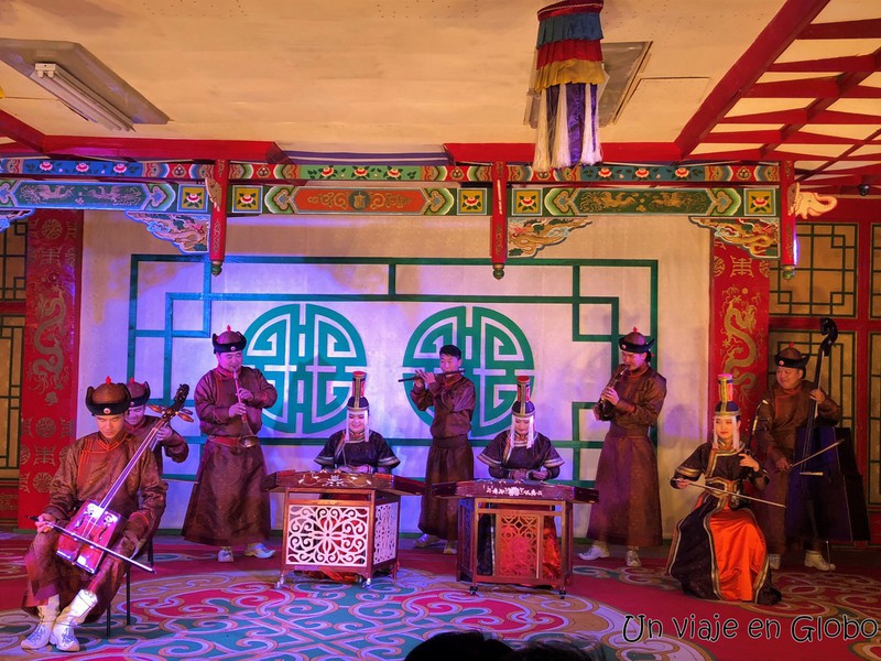 Show de canto y trajes típicos Tume Ekh Ulaanbaatar Mongolia