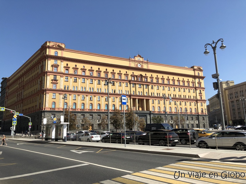 El edificio de la KGB o El Comité para la Seguridad del Estado KGB (КГБ)