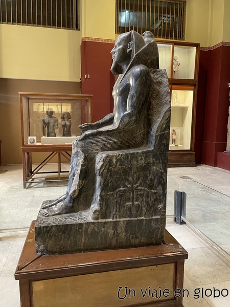 Estatua faraón Kefrén con Horus abrazando su cabeza