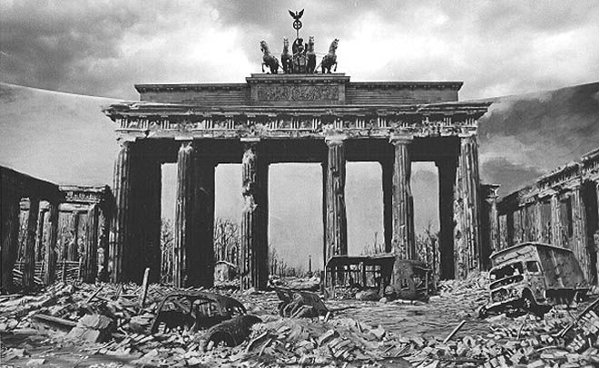 Puerta de Brandemburgo despues de la II guerra mundial