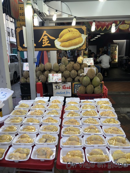 Durians en el bario Chino de Singapur