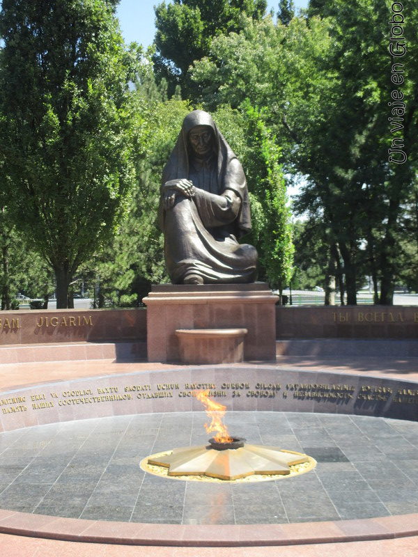 La llama eterna y el monumento a la Madre que llora Memorial de la II Guerra Mundial Tashket