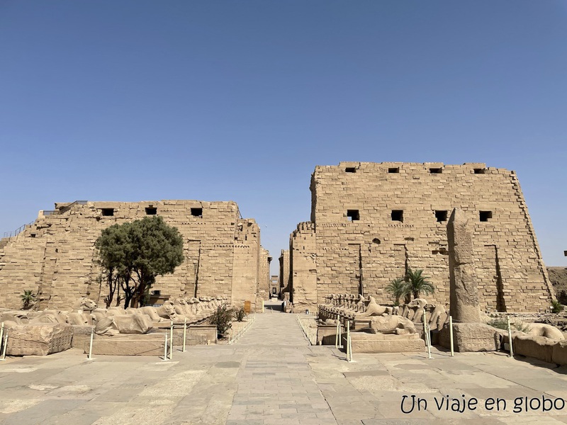 Ingreso al Templo de Karnak, uno de los mejores lugares que ver en Luxor.
