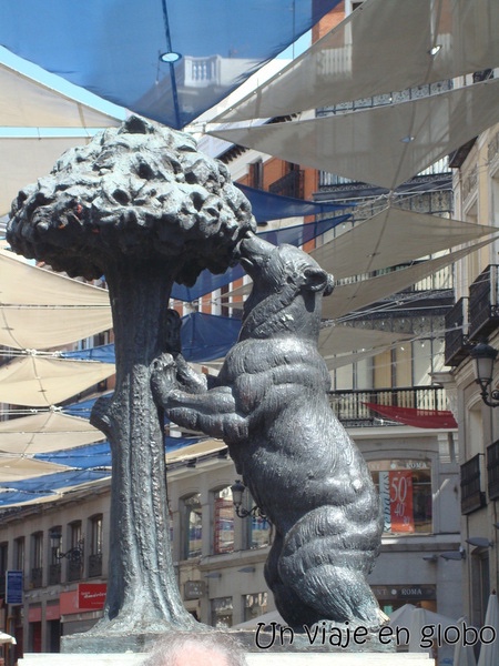 Estatua del Oso y el Madroño